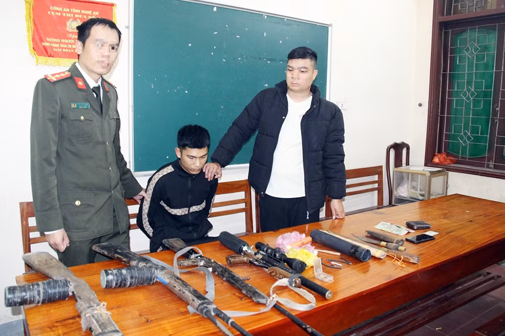 Công an Nghệ An bắt giữ đối tượng buôn ma túy trang bị nhiều vũ khí &nbsp; -0