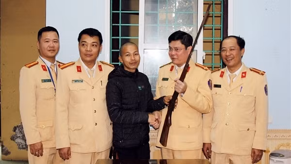 Người dân giao nộp súng cho CSGT