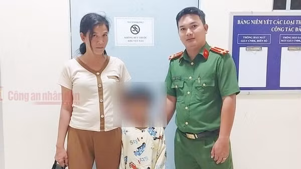 Công an phường giúp bé trai 7 tuổi đi lạc trở về nhà an toàn