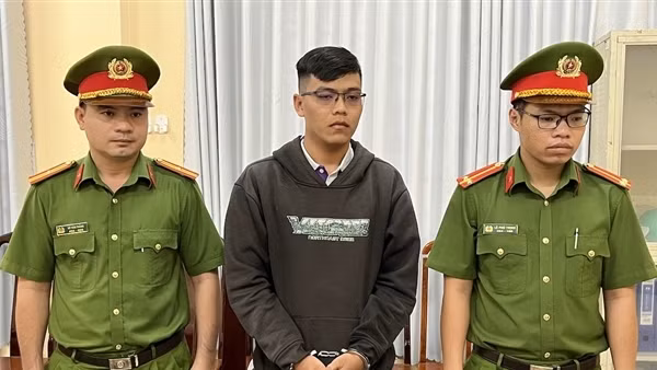 Khởi tố hướng dẫn viên du lịch hiếp dâm người dưới 18 tuổi