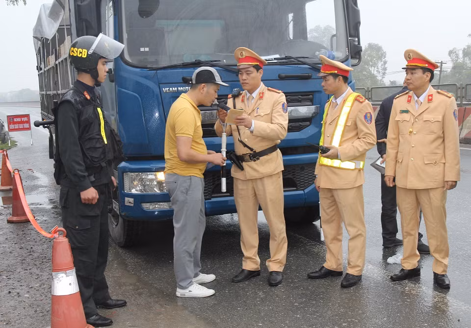 Ra quân đảm bảo trật tự ATGT dịp Tết Nguyên đán -0