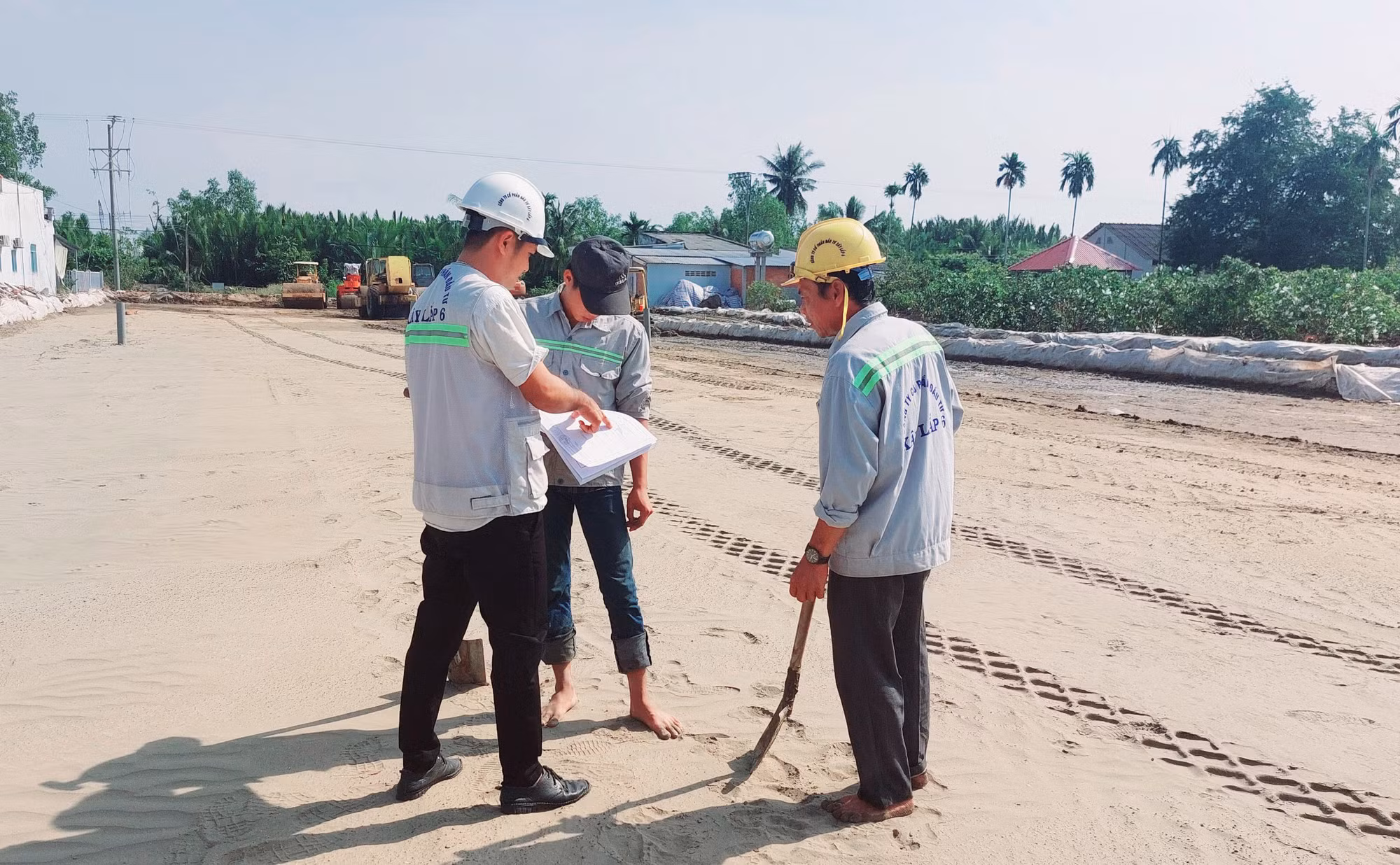 Hối hả trên công trường xây dựng cầu Đại Ngãi nối nhịp bờ vui -0