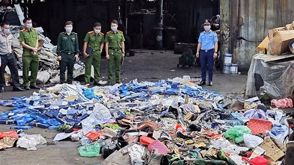 Phát hiện loạt cửa hàng tàng trữ, bày bán sản phẩm hàng hóa giả nhãn hiệu nổi tiếng