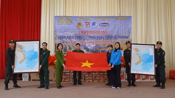“Xuân biên cương - Nâng bước em đến trường” tại miền biên giới Lào Cai