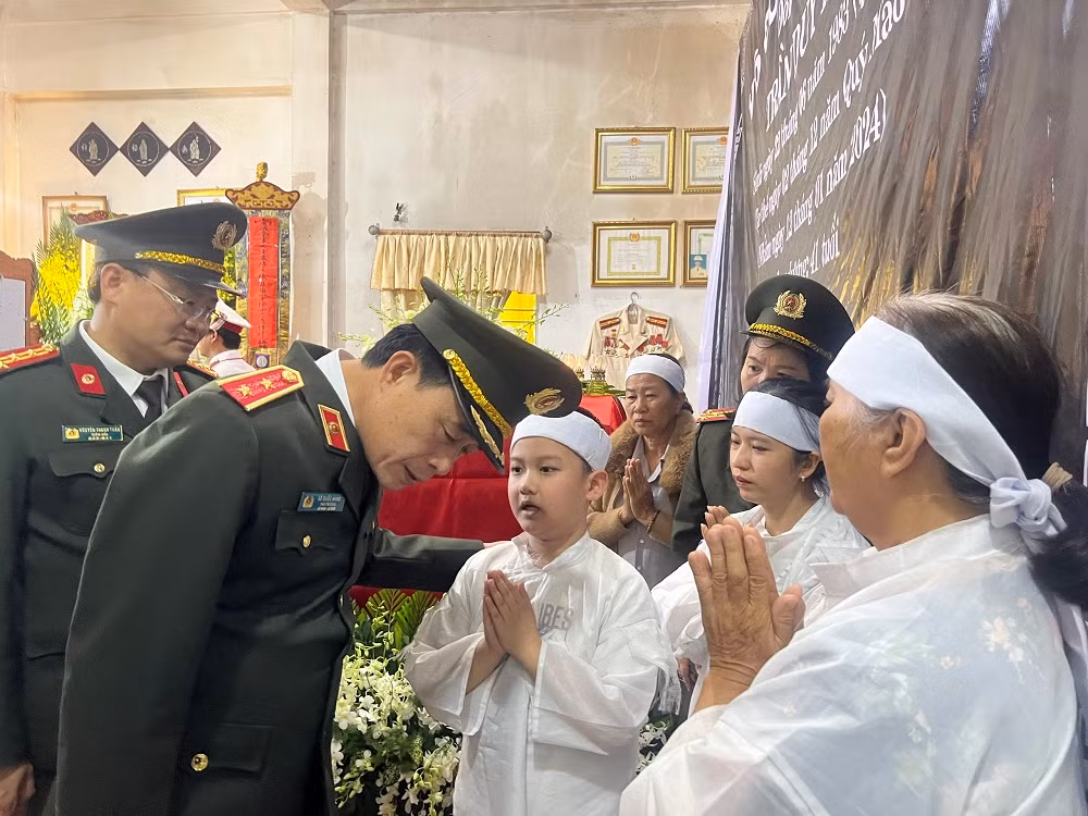 Thứ trưởng Bộ Công an Lê Quốc Hùng viếng Phó trưởng Công an phường hy sinh khi làm nhiệm vụ -0