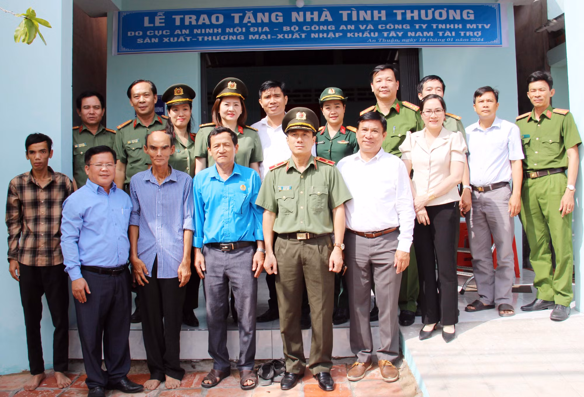 Bàn giao 2 căn Nhà Tình thương tặng gia đình khó khăn ở Bến Tre -0