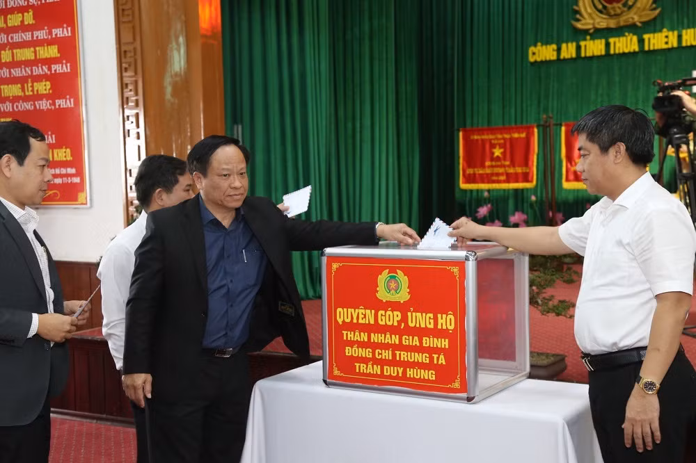 Đoàn Thanh tra CAND, Công an các địa phương viếng và hỗ trợ gia đình Phó trưởng Công an phường Thủy Vân hy sinh -0