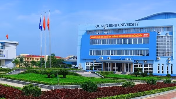 Vì sao 136 giảng viên, nhân viên Trường Đại học Quảng Bình bị nợ lương gần một năm qua?