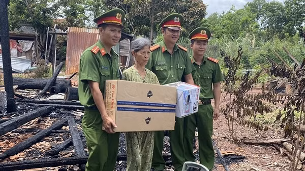 Gần dân, sát dân, bám cơ sở giữ vững an ninh buôn làng