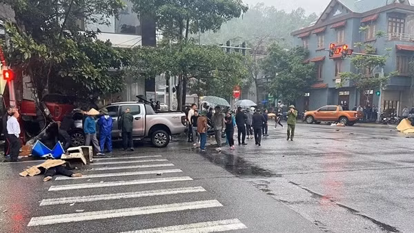 Xe bán tải tông 3 người tử vong tại chỗ