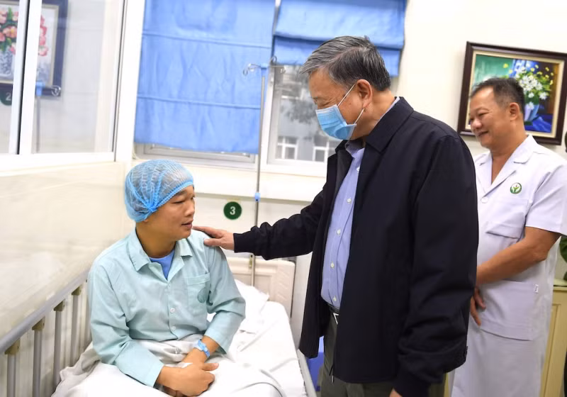 Bộ trưởng Tô Lâm thăm, động viên cán bộ Công an bị thương trong khi làm nhiệm vụ -0