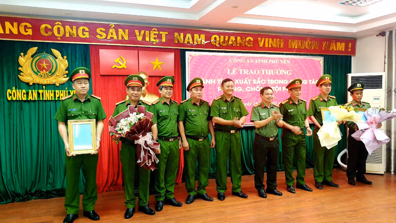 Chủ tịch UBND tỉnh Phú Yên khen thưởng Công an về thành tích đấu tranh phòng, chống tội phạm -0