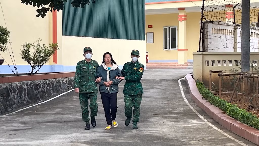 Bắt người phụ nữ mang 3 bánh hê rô in đi bán kiếm lời -0