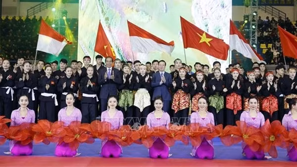 Chủ tịch nước Võ Văn Thưởng và Tổng thống Joko Widodo dự chương trình biểu diễn võ thuật