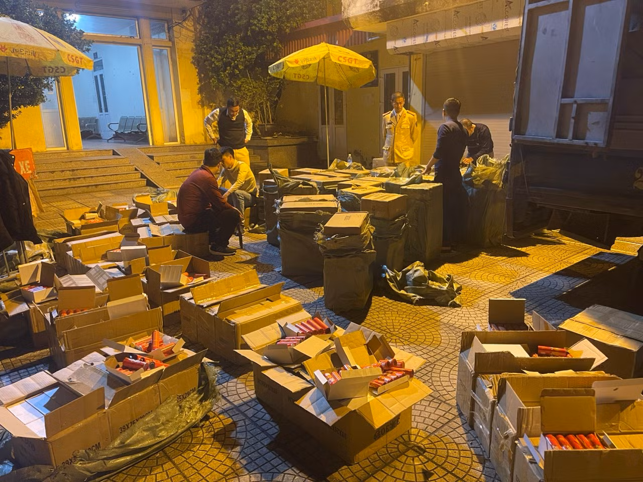 Tạm giữ hơn 18.000 sản phẩm nghi là pháo nổ -0