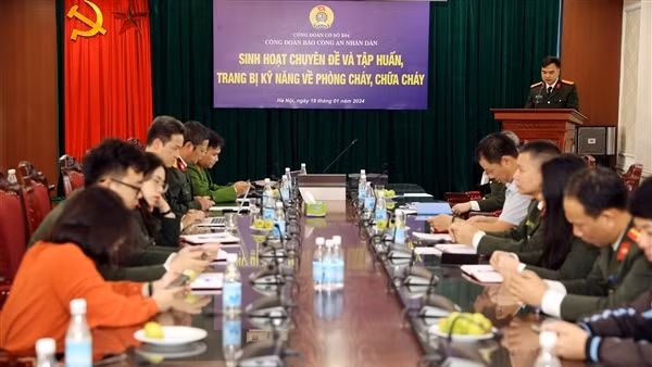 Đoàn viên Công đoàn Báo CAND sinh hoạt chuyên đề và tập huấn kỹ năng PCCC