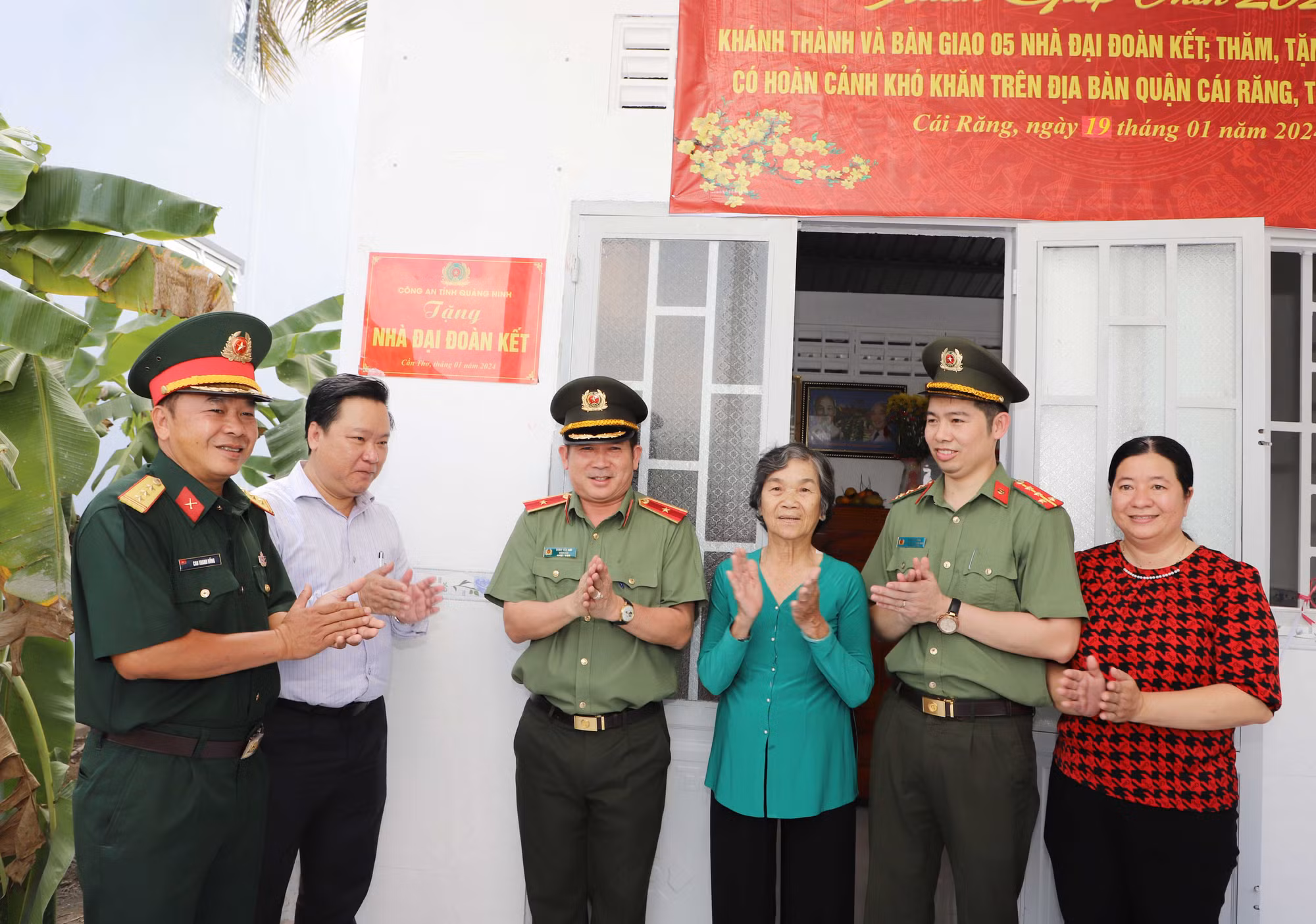 Công an Quảng Ninh trao nhà và tặng quà Tết cho người dân có hoàn cảnh khó khăn tại Cần Thơ -0