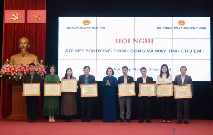 Hàng trăm nghìn máy tính đã đến tay học sinh nghèo cả nước -0