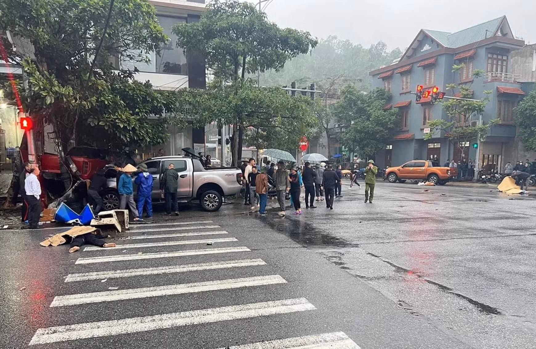 Xe bán tải gây tai nạn giao thông đặc biệt nghiêm trọng, 3 người tử vong tại chỗ -0