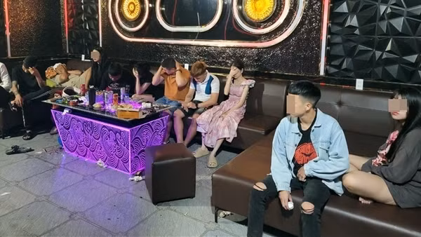 11 nam, nữ phê ma túy trong phòng karaoke của gia đình