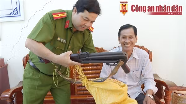 Những cán bộ hưu trí tự nguyện giao nộp vũ khí quân dụng