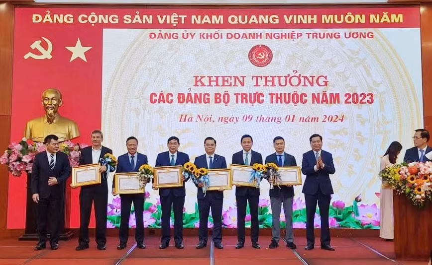 Đảng bộ Vietcombank nhận Bằng khen “hoàn thành xuất sắc nhiệm vụ” năm 2023 của Đảng ủy Khối Doanh nghiệp Trung ương -0