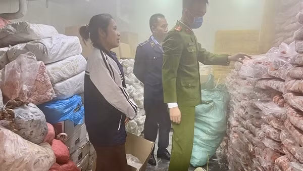 Phát hiện kho mỡ bẩn bán cho xưởng sản xuất xúc xích