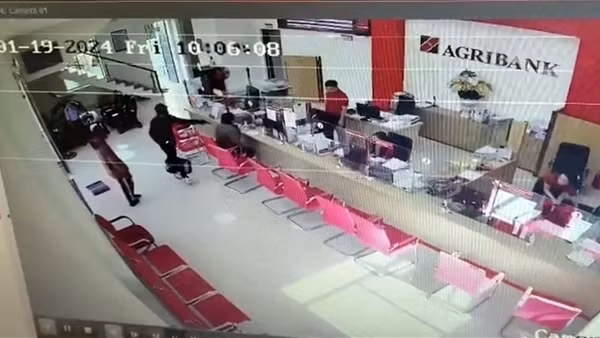 Bảo vệ bấm chuông cảnh báo, 2 tên cướp ngân hàng vứt túi tiền bỏ chạy