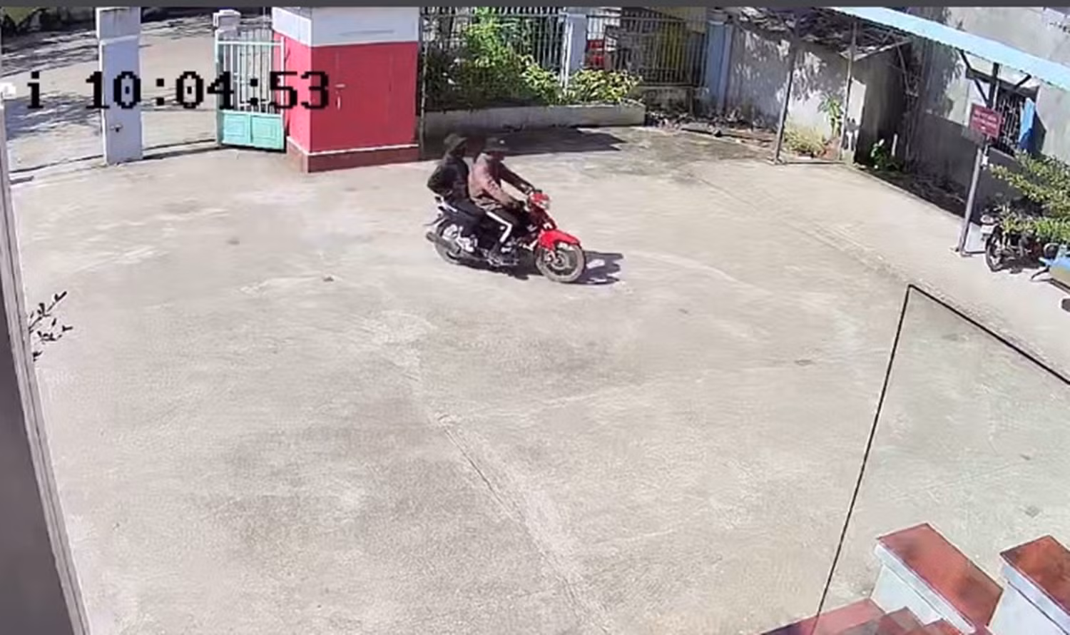 Truy bắt 2 kẻ cầm vật giống súng ngắn cướp ngân hàng ở Quảng Nam -0