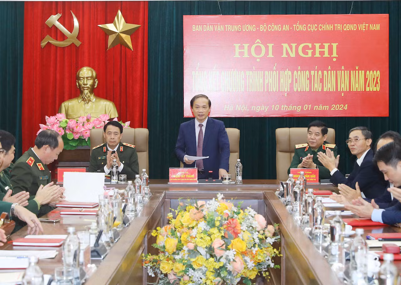 Phát huy vai trò của lực lượng vũ trang trong thực hiện công tác dân vận của Đảng -2