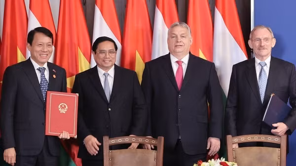 Việt Nam - Hungary ký kết 3 văn kiện hợp tác trong các lĩnh vực: an ninh, ngoại giao và văn hoá