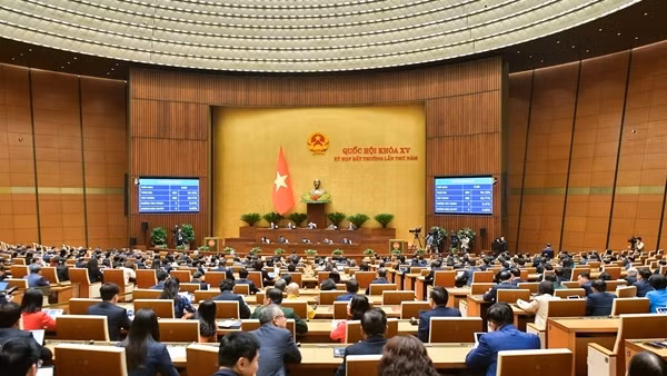 Thông qua Luật Đất đai (sửa đổi), ban hành bảng giá đất hàng năm để sát diễn biến thị trường