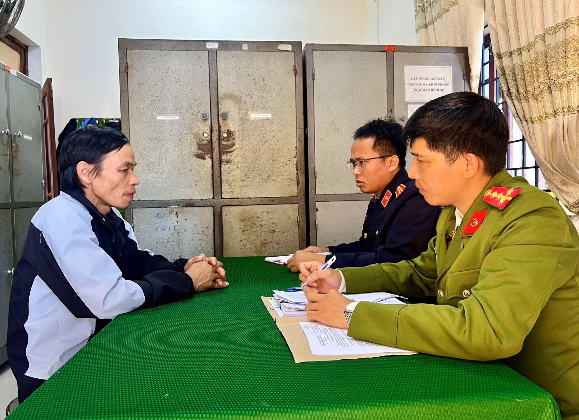 Bắt giam nghịch tử dùng dao gây thương tích bố ruột -0