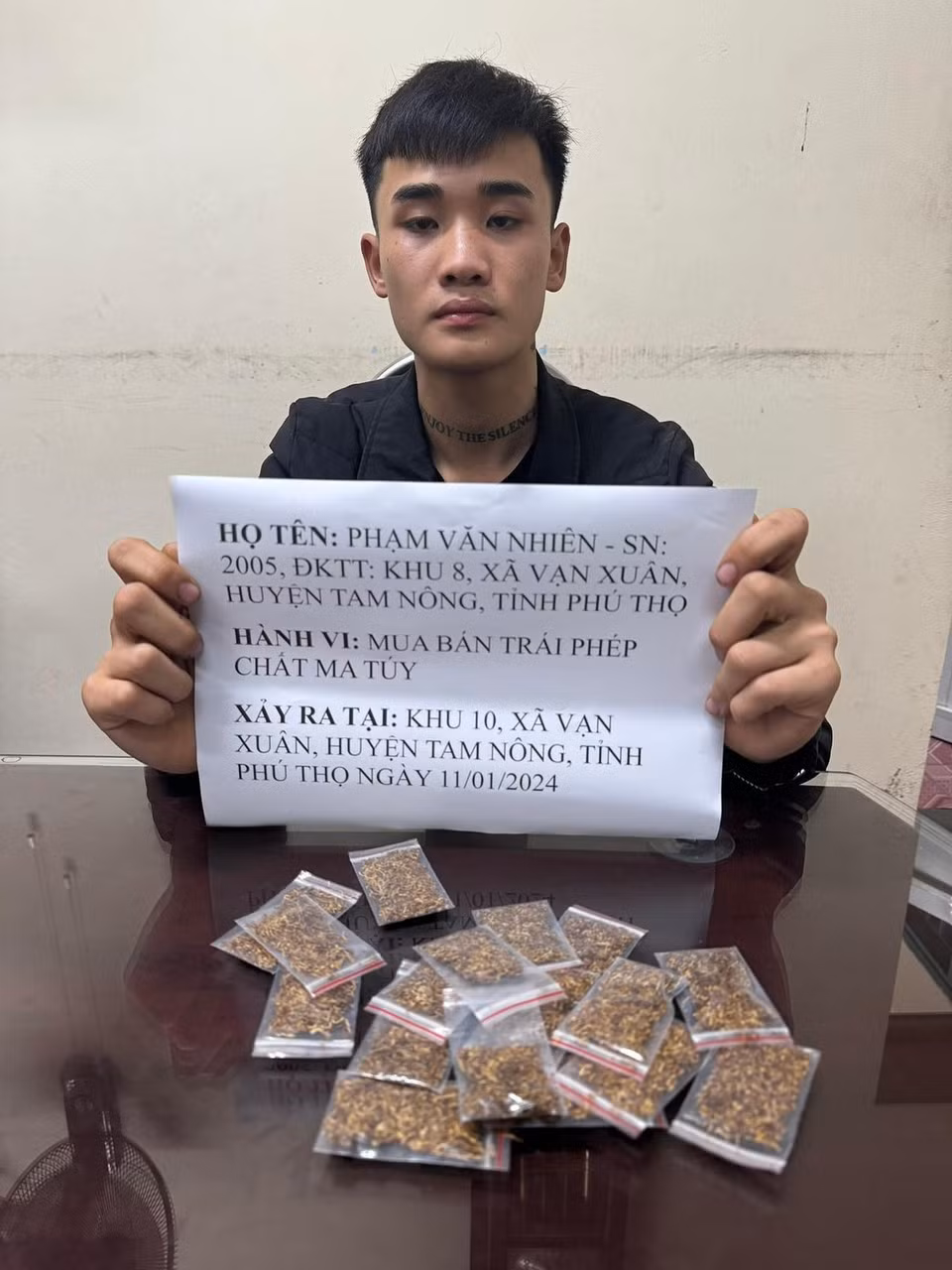 Bắt đối tượng chuyên bán ma tuý 'cỏ' cho học sinh -0