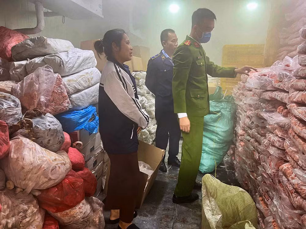 Cận Tết, thực phẩm bẩn, độc hại trà trộn thị trường -0
