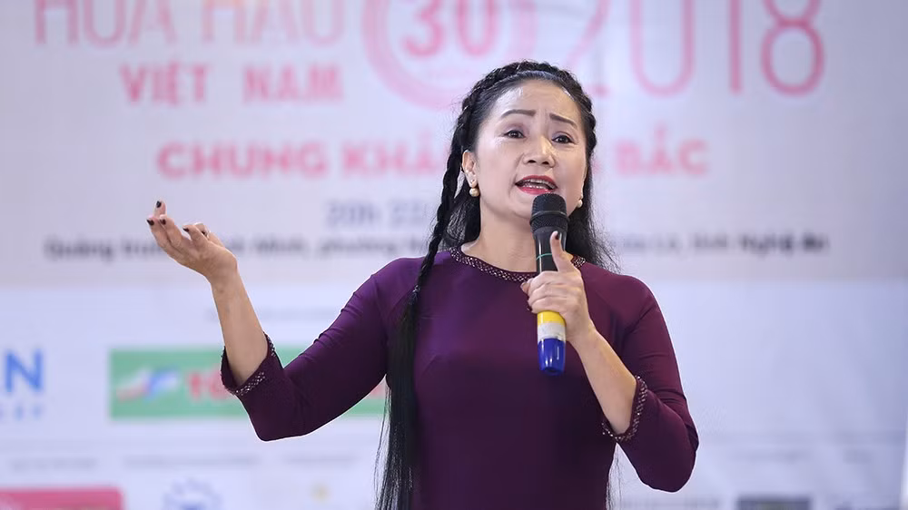 nsnd hồng lựu luôn cháy bỏng một tình yêu với dân ca.jpg -1