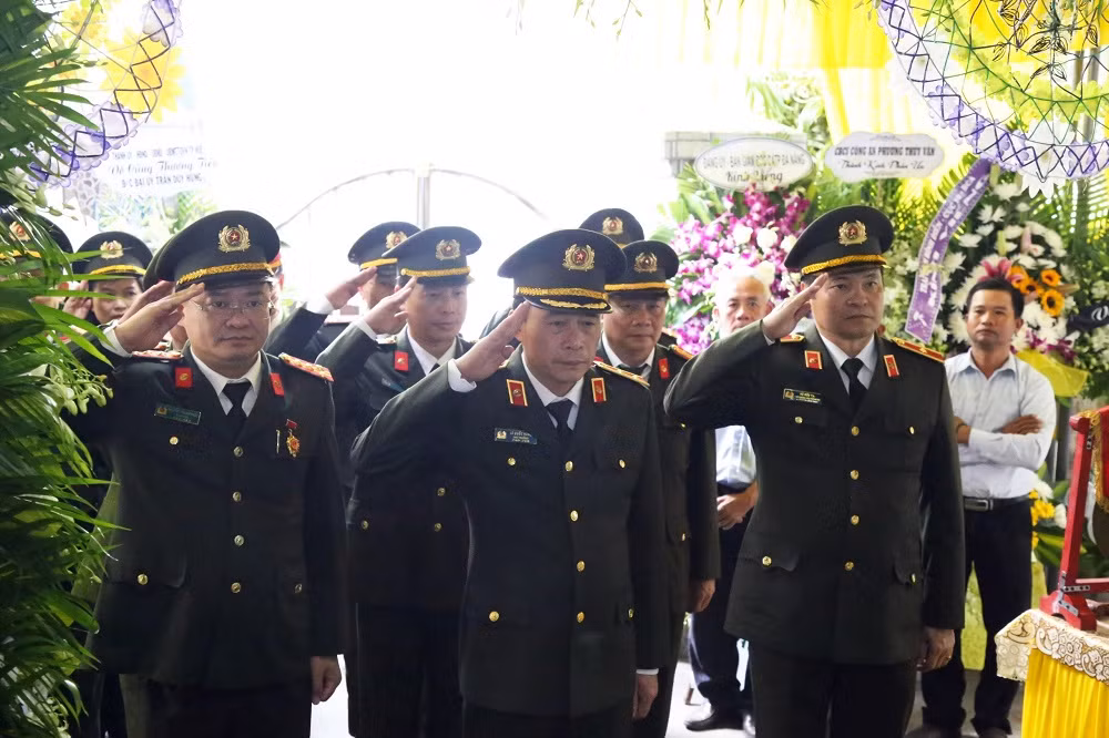 Thứ trưởng Bộ Công an Lê Quốc Hùng viếng Phó trưởng Công an phường hy sinh khi làm nhiệm vụ -0