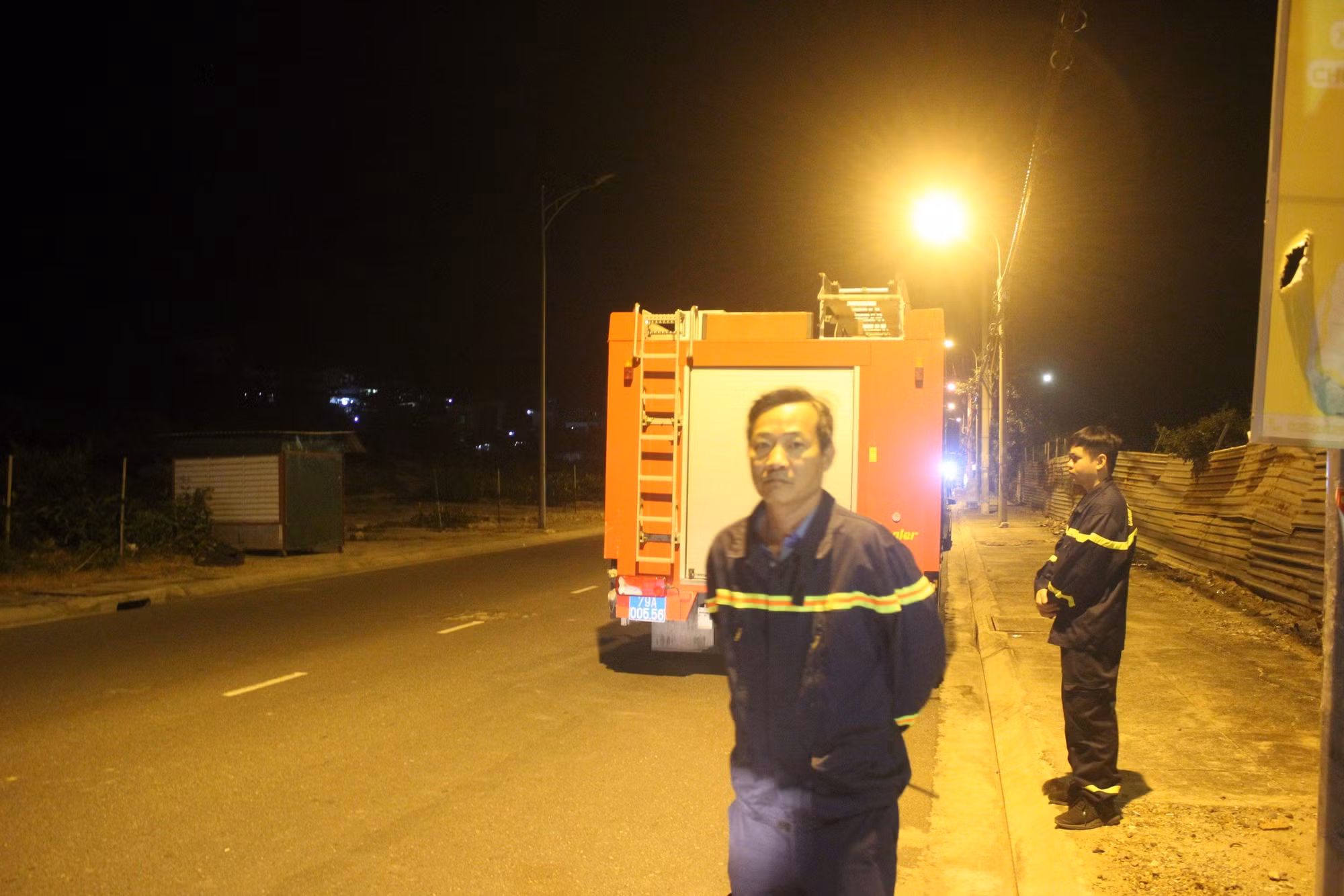Huy động hơn 100 người chữa cháy rừng cây bụi trên núi Cô Tiên -0