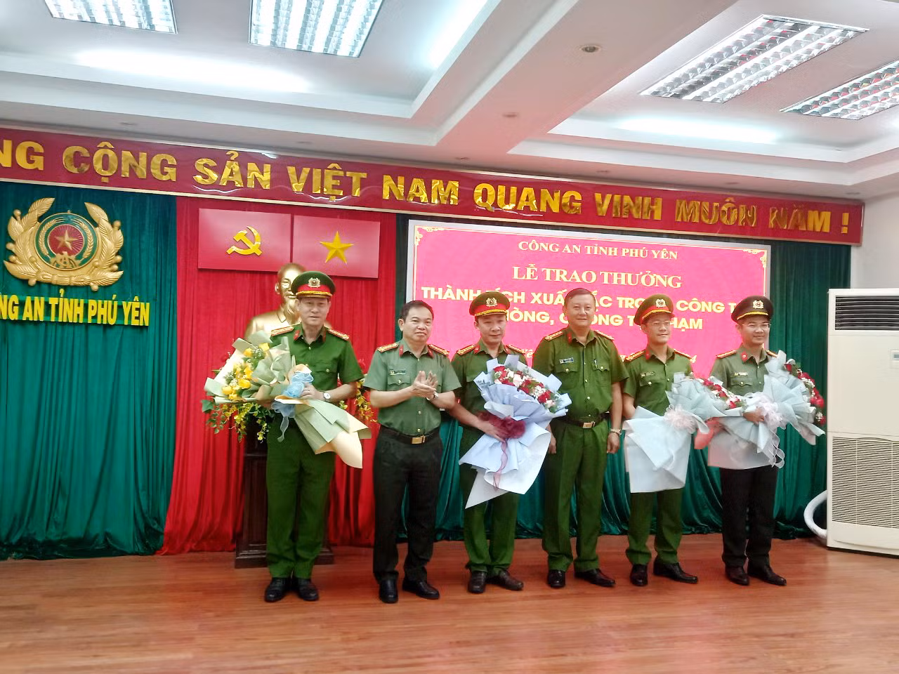Chủ tịch UBND tỉnh Phú Yên khen thưởng Công an về thành tích đấu tranh phòng, chống tội phạm -0