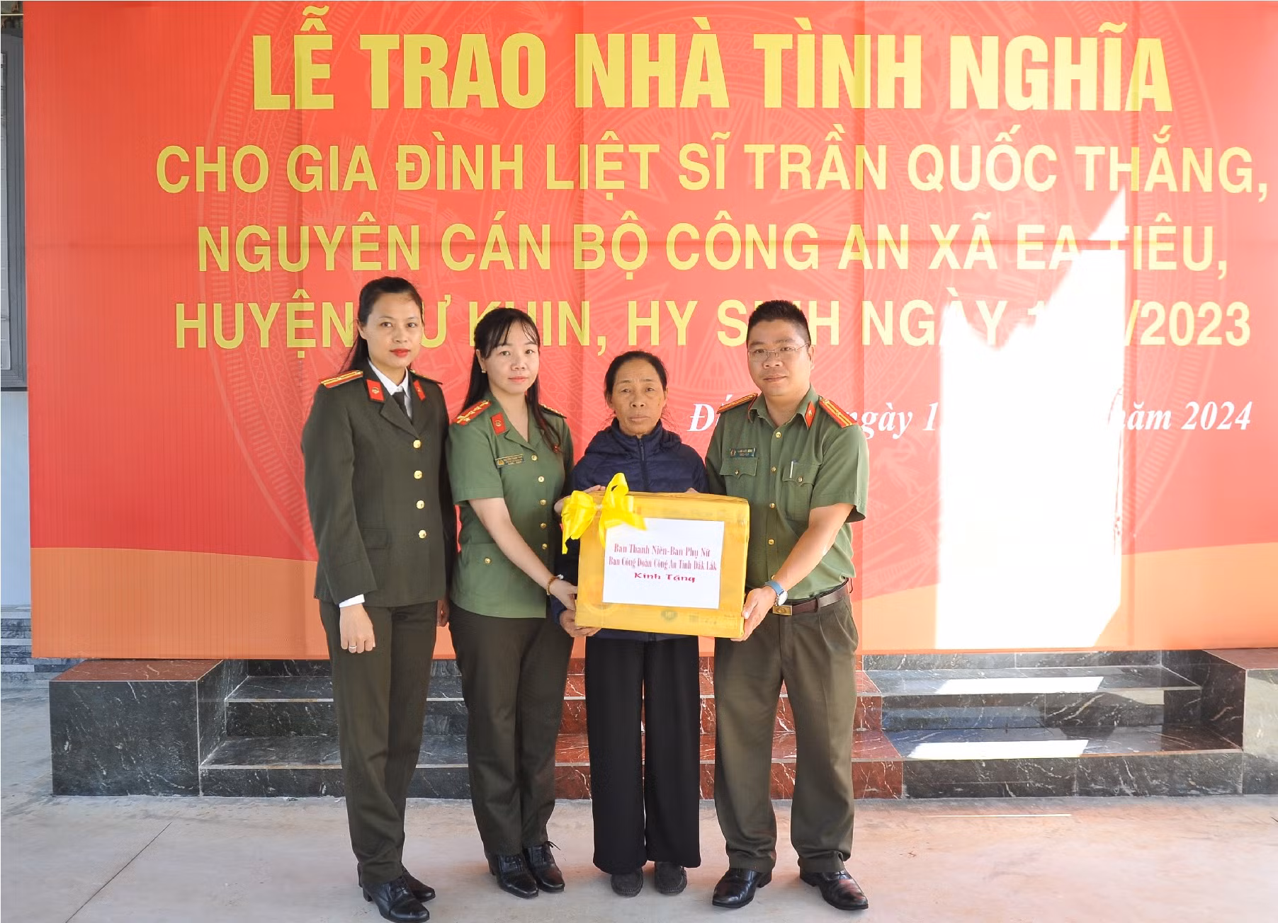 Trao “Nhà tình nghĩa” cho thân nhân liệt sĩ CAND hy sinh trong vụ khủng bố ở Đắk Lắk -0