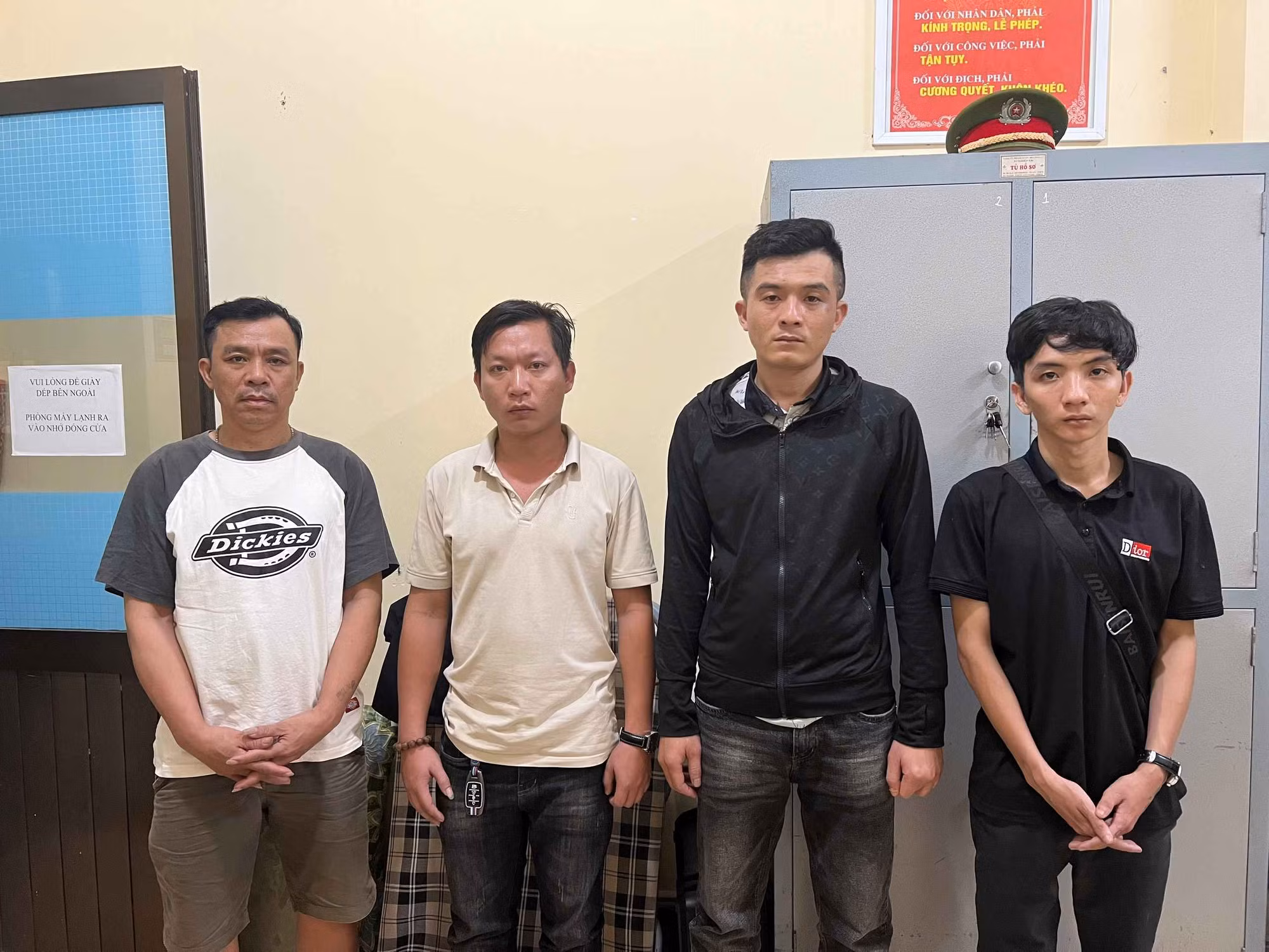 Nhóm đối tượng bán thiếu nữ dưới 16 tuổi vào 