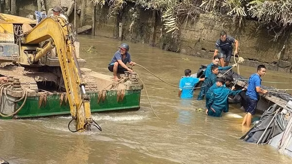 Lật ghe gỗ, 23 tấn gạo chìm dưới lòng sông