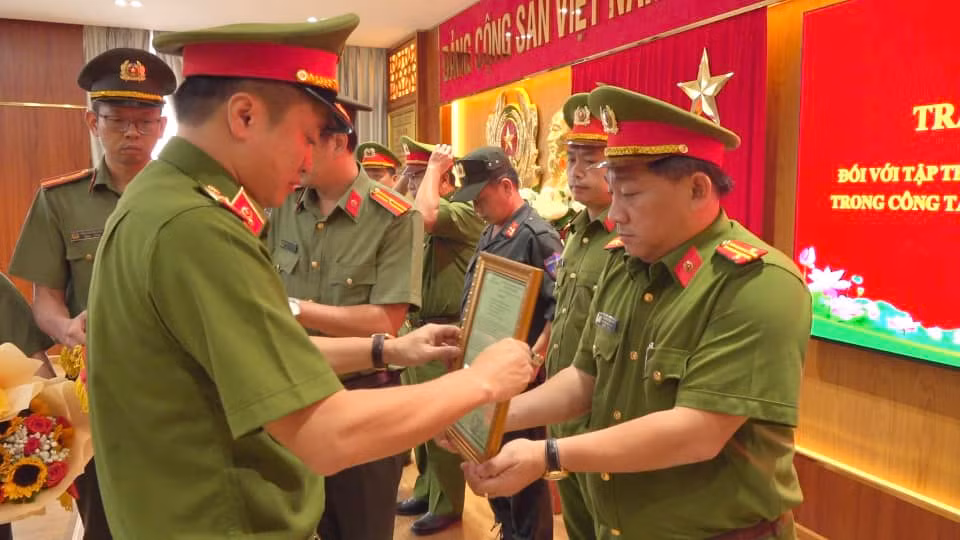 Thưởng nóng cho lực lượng khám phá nhanh vụ án “Giết người, cướp tài sản” -0