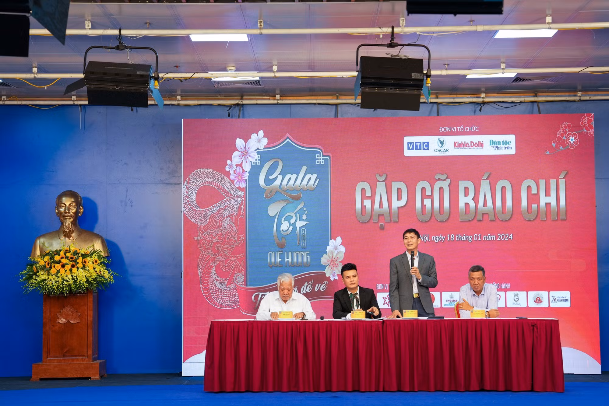 Gala Tết quê hương 2024 tại Nhà hát Hồ Gươm -0