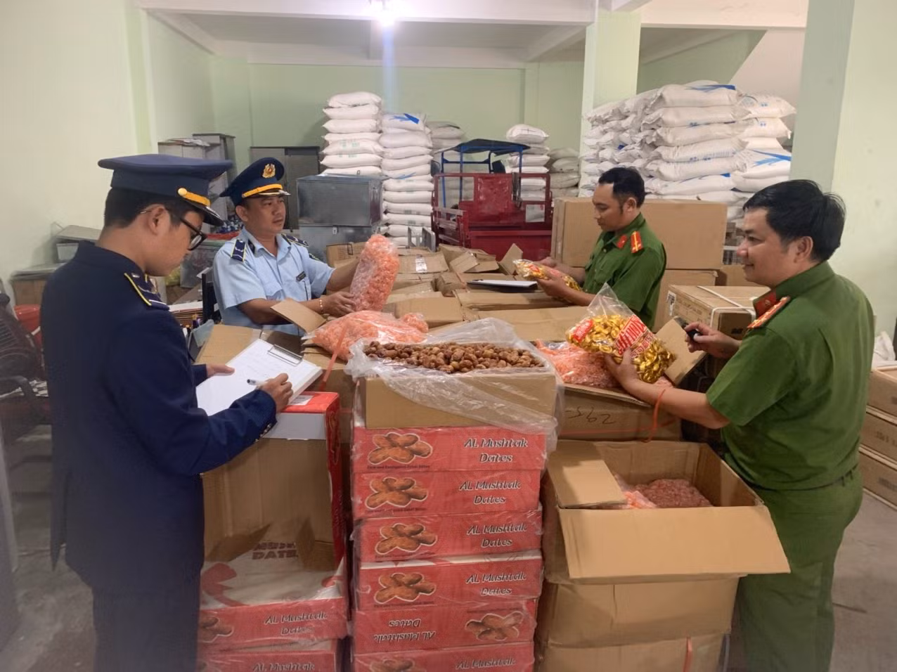  Thêm một xe tải chở lô hàng lớn không có giấy tờ hợp pháp bị bắt giữ tại Phú Yên -0
