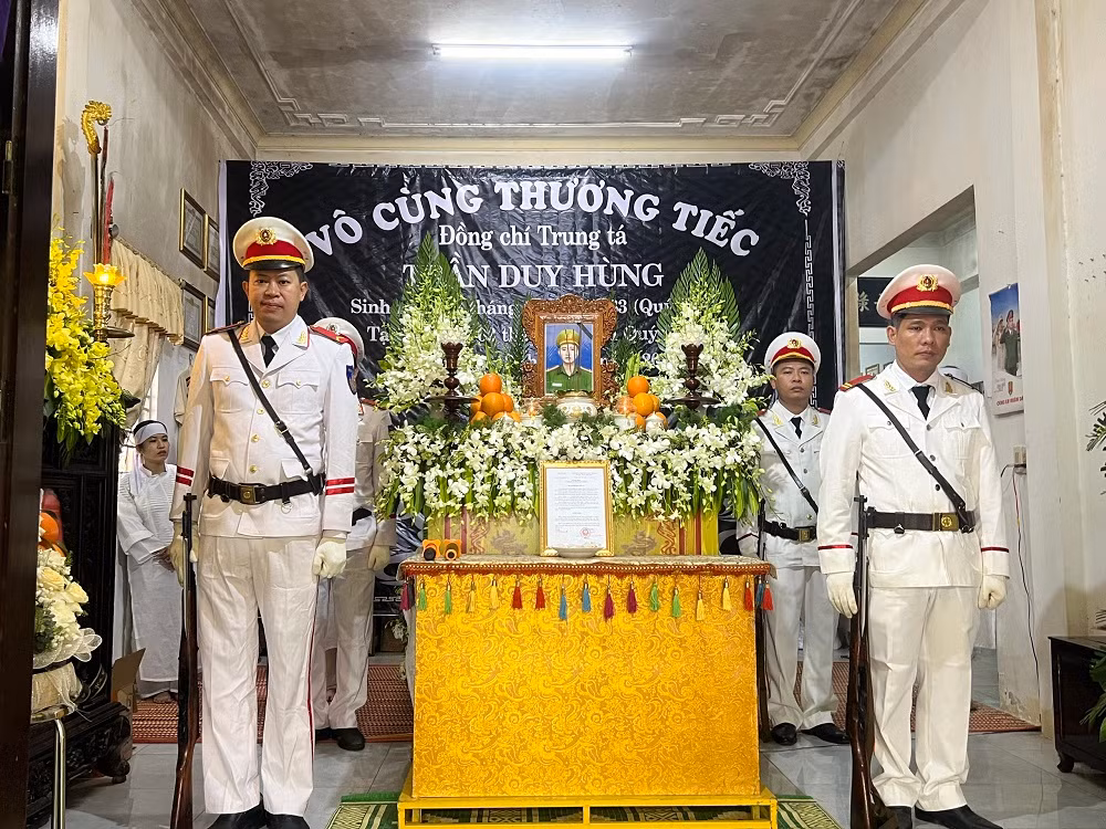 Thứ trưởng Bộ Công an Lê Quốc Hùng viếng Phó trưởng Công an phường hy sinh khi làm nhiệm vụ -0