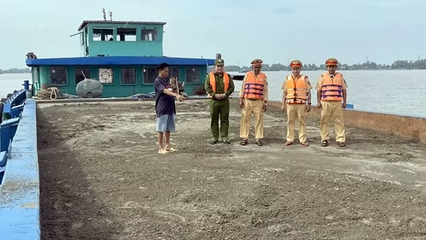 Bắt 6 tàu vận chuyển gần 3.000 m3 cát lậu trên sông Tiền