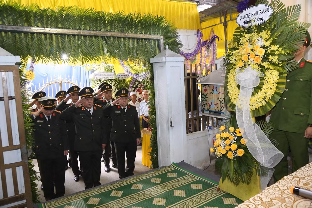 Đoàn Thanh tra CAND, Công an các địa phương viếng và hỗ trợ gia đình Phó trưởng Công an phường Thủy Vân hy sinh -0