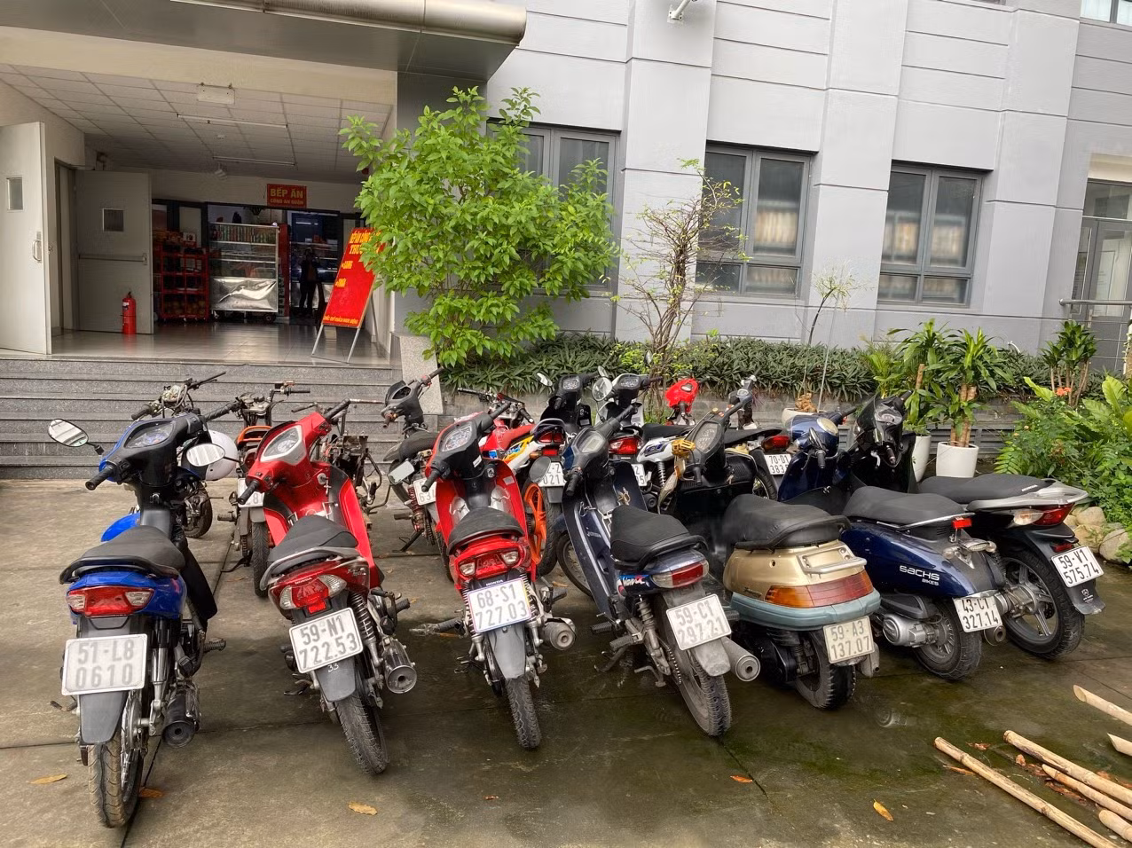 Thu cả bó dao phóng lợn của băng trộm liên quận -0