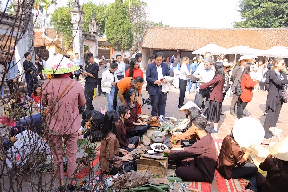 nhiều du khách được trải nghiệm không gian tết việt.jpg -0